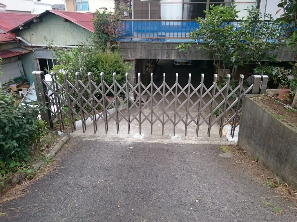 車庫入口／伸縮門扉改修工事
